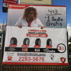 Lona vinílica publicitaria impresa en gran formato instalada en exterior.