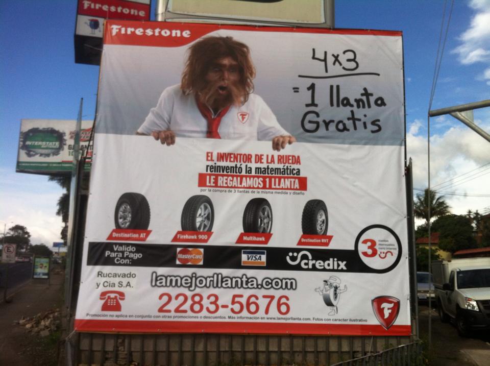 Lona vinílica publicitaria impresa en gran formato instalada en exterior.