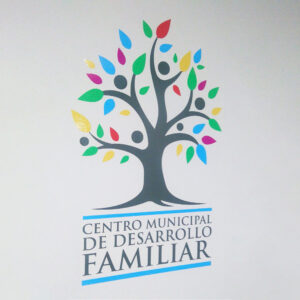 Vinil adhesivo de corte para pared con diseño institucional multicolor.