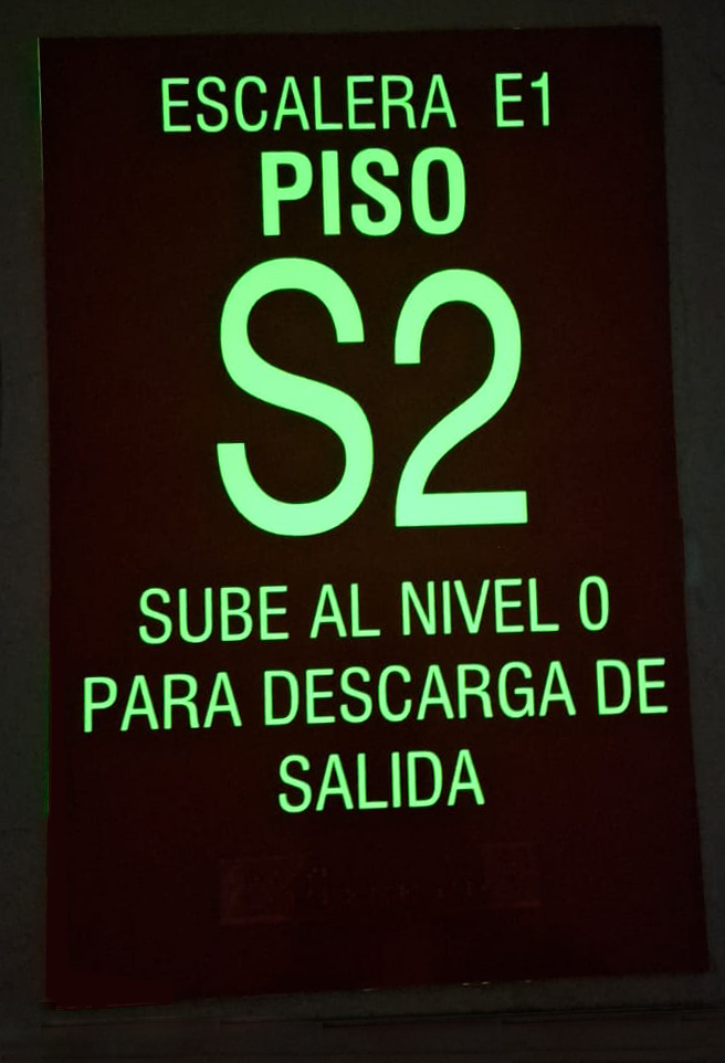 Rótulo de seguridad en fotoluminiscente para identificación de piso y escalera en evacuación