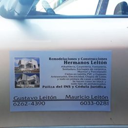 Rótulo magnético para vehículo instalado en la puerta con información empresarial impresa a color.