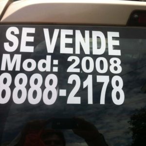 Rótulo se vende para vehículo en vinil de corte exterior con modelo y número telefónico pegado en vidrio.