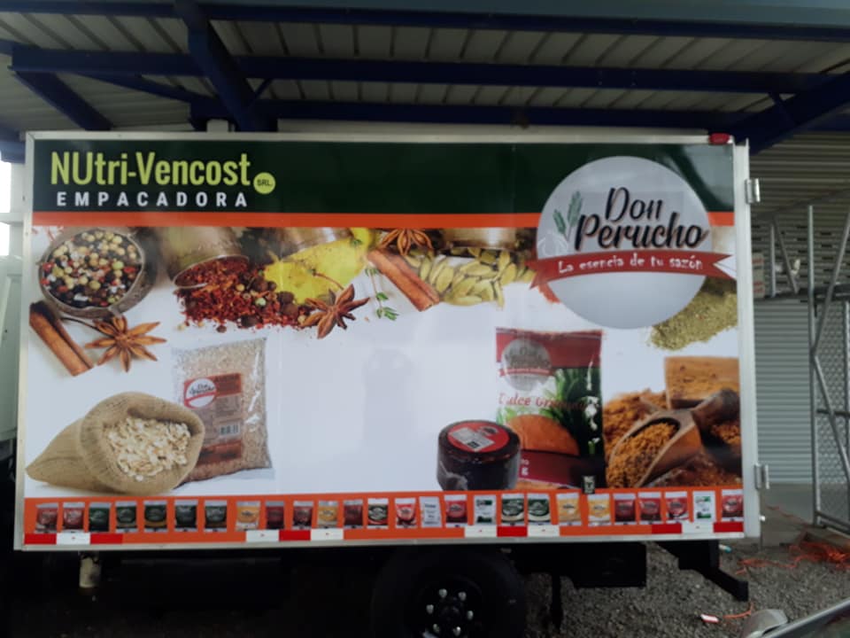 Vinil impreso para cajón de camión liso con diseño full color aplicado en panel lateral.