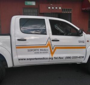 Rotulación vehicular en vinil de corte con logotipo y datos de empresa aplicada en pickup.