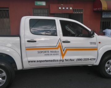 Rotulación vehicular en vinil de corte con logotipo y datos de empresa aplicada en pickup.